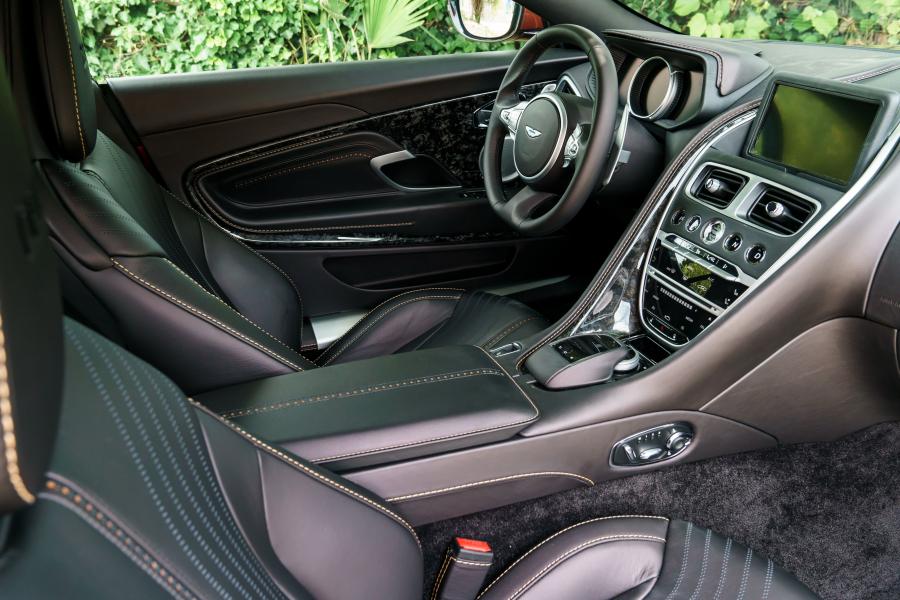 Интерьер Aston Martin DB11 2016 года  (WW) (фото 17 из 41)